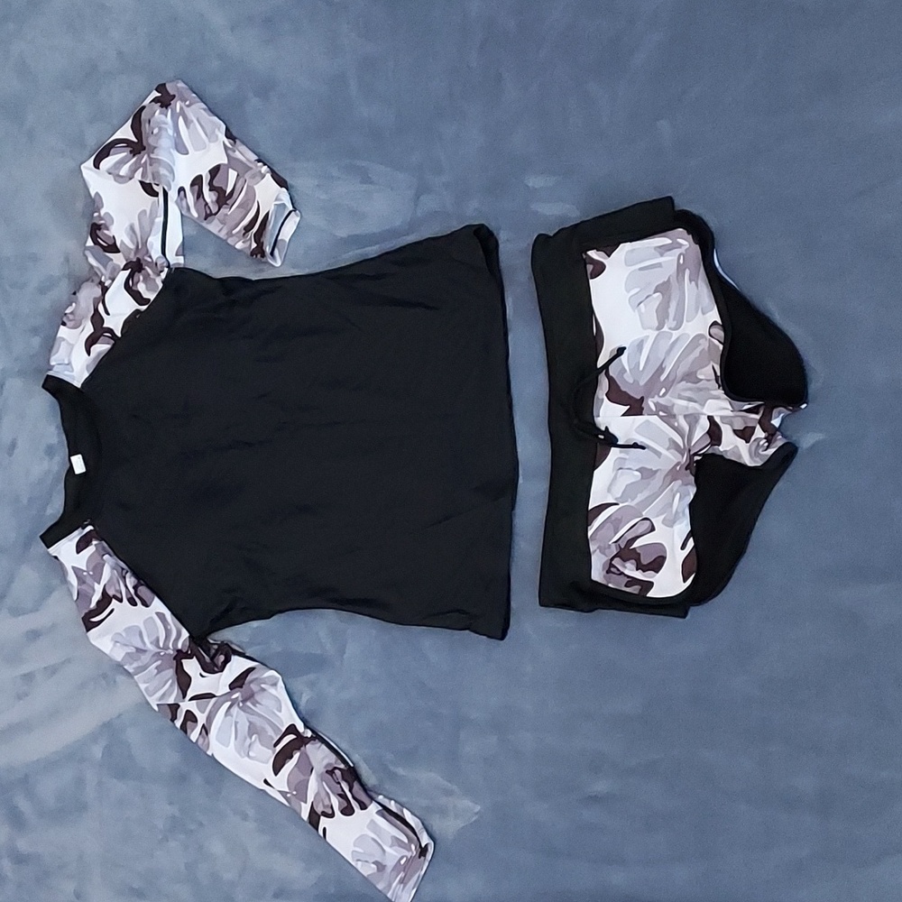 NEW Long Sleeve Women's Swimsuit swim shirt and shorts, Medium
